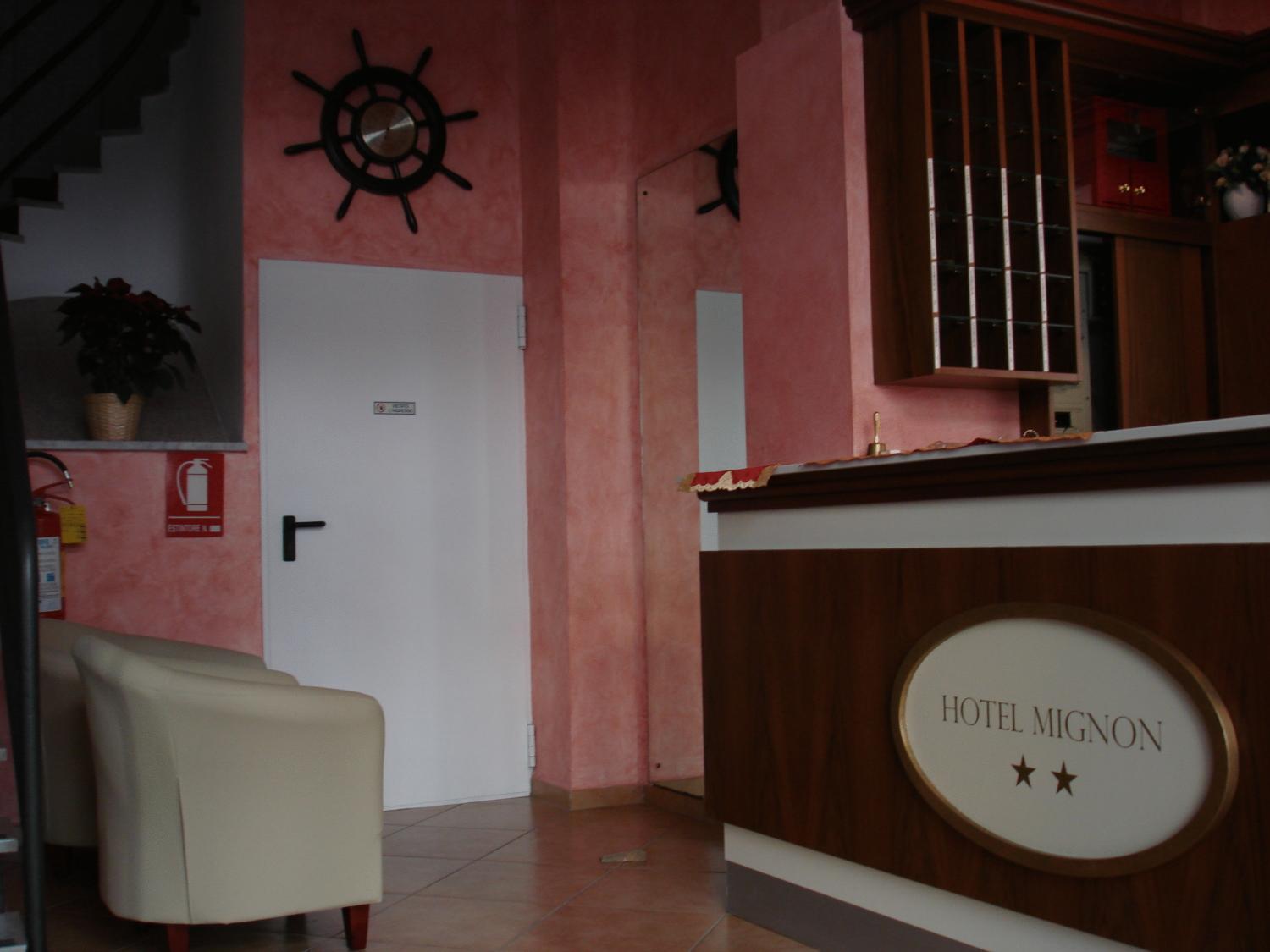 Hotel Mignon 50 Mt Dalla Spiaggia E Dall'Isola Pedonale アラッシオ エクステリア 写真