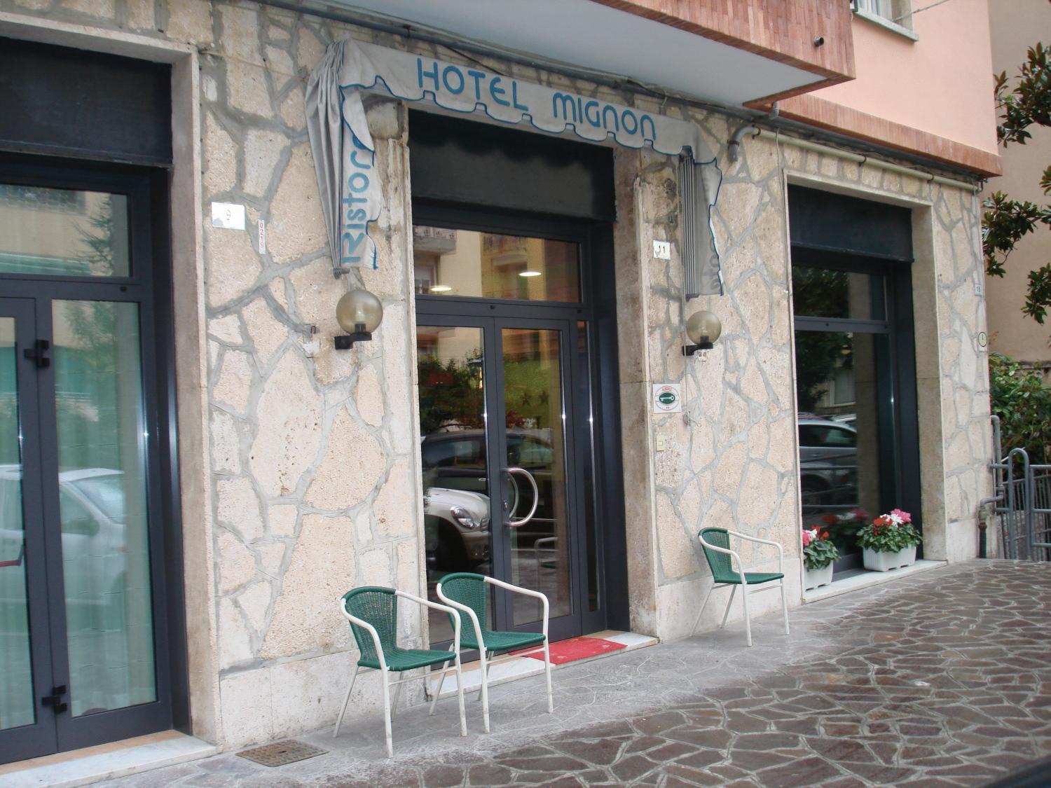 Hotel Mignon 50 Mt Dalla Spiaggia E Dall'Isola Pedonale アラッシオ エクステリア 写真