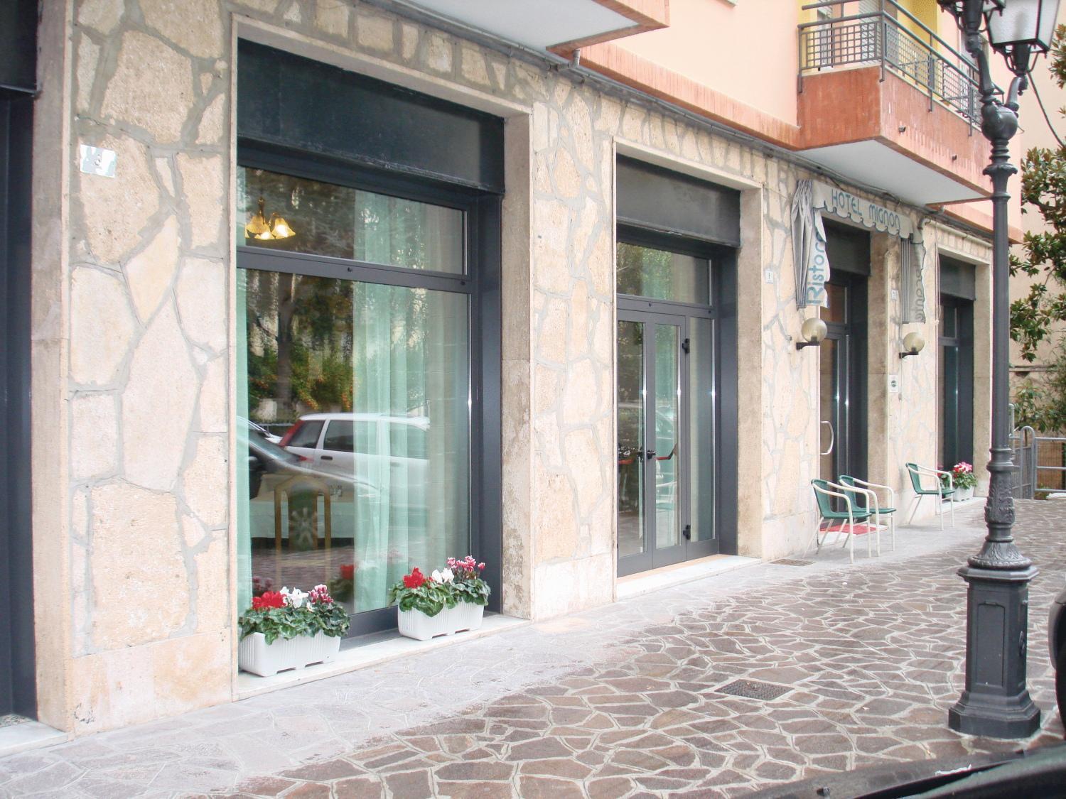 Hotel Mignon 50 Mt Dalla Spiaggia E Dall'Isola Pedonale アラッシオ エクステリア 写真