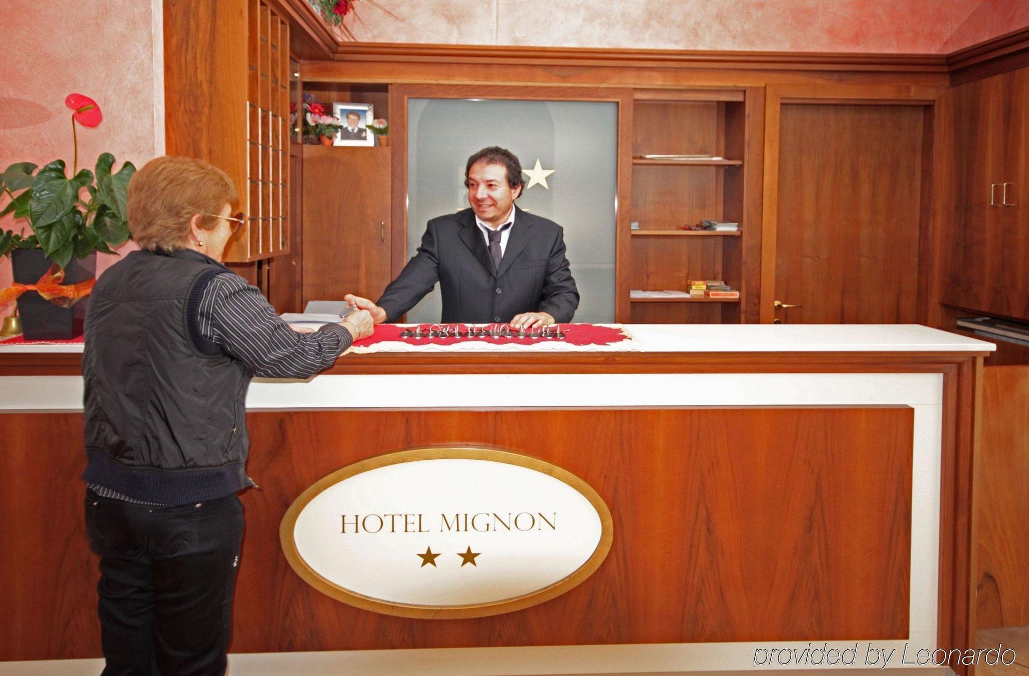 Hotel Mignon 50 Mt Dalla Spiaggia E Dall'Isola Pedonale アラッシオ エクステリア 写真