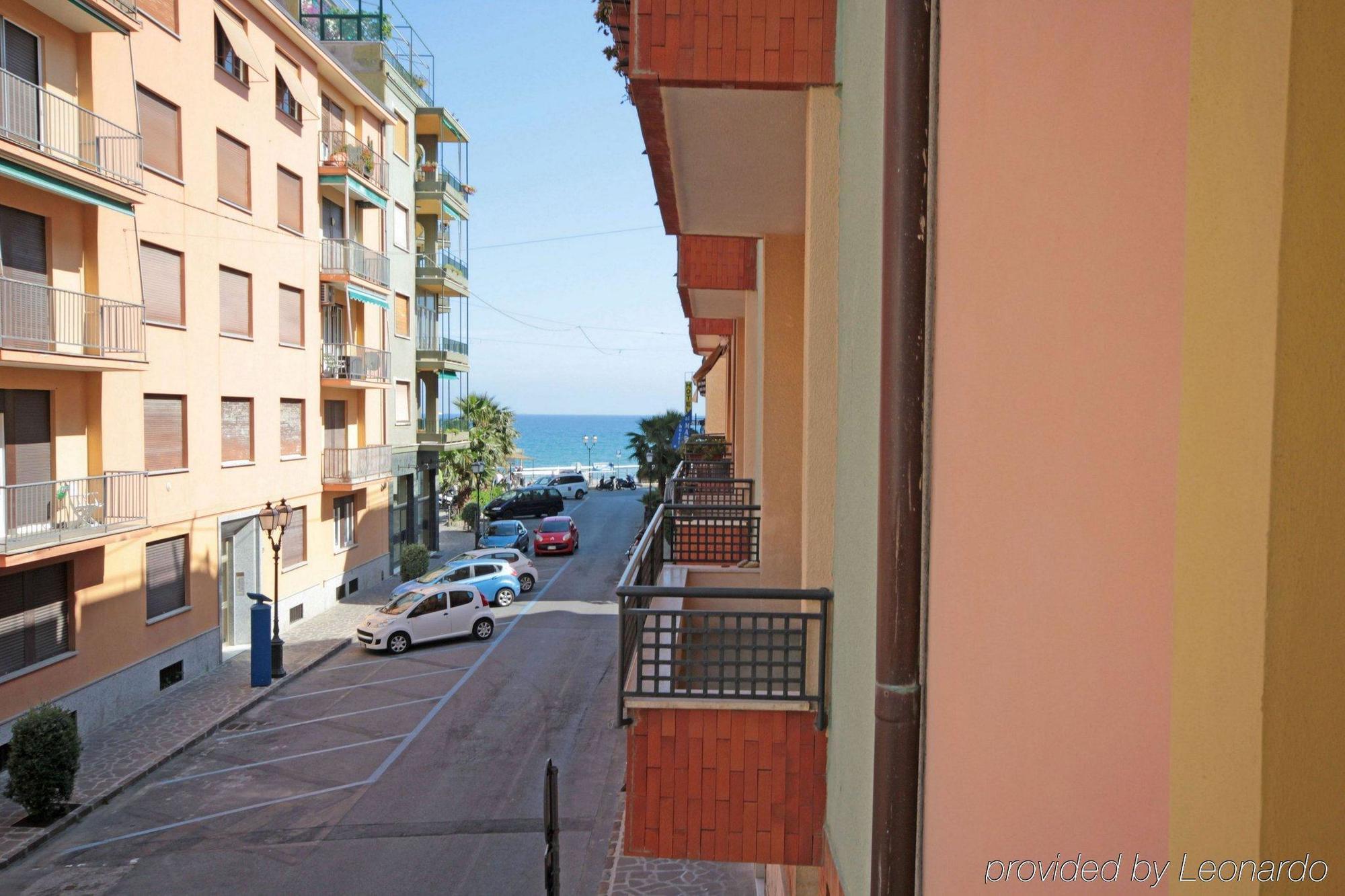 Hotel Mignon 50 Mt Dalla Spiaggia E Dall'Isola Pedonale アラッシオ エクステリア 写真