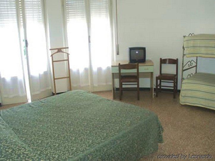 Hotel Mignon 50 Mt Dalla Spiaggia E Dall'Isola Pedonale アラッシオ 部屋 写真