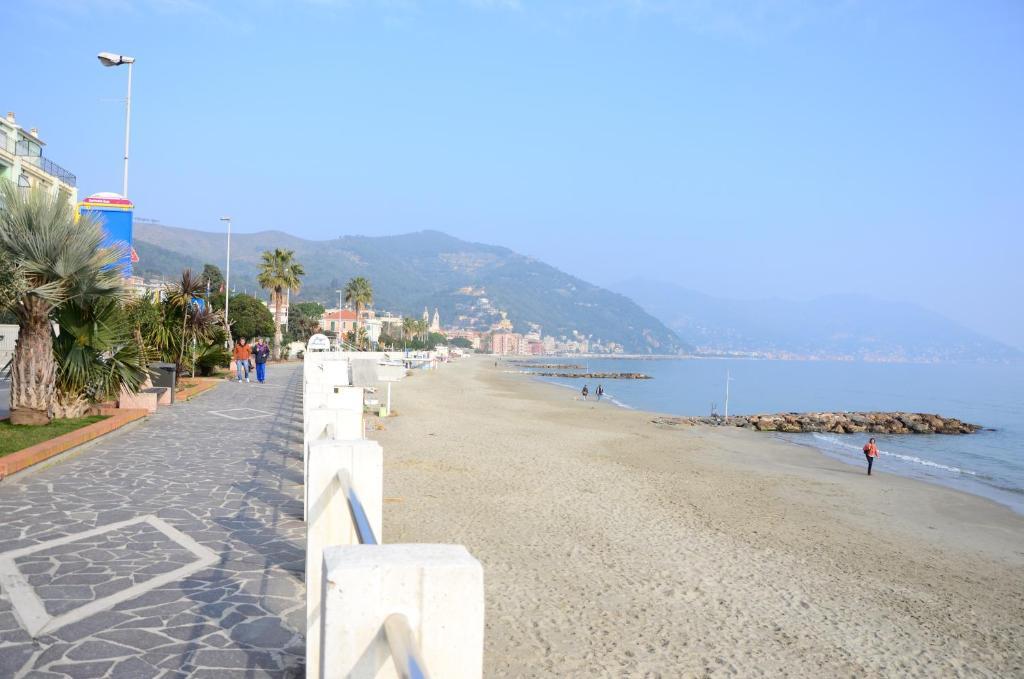 Hotel Mignon 50 Mt Dalla Spiaggia E Dall'Isola Pedonale アラッシオ エクステリア 写真